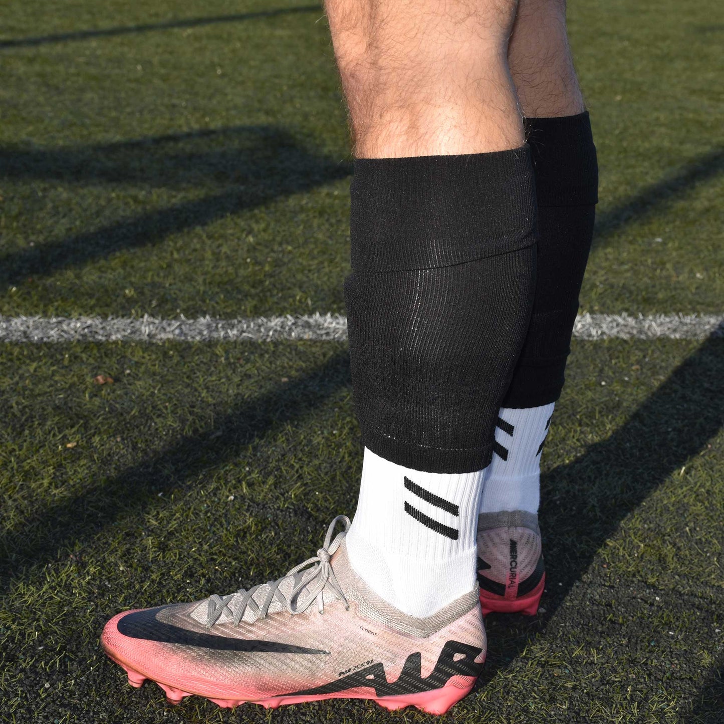Sorte sleeves cut socks med grip socks