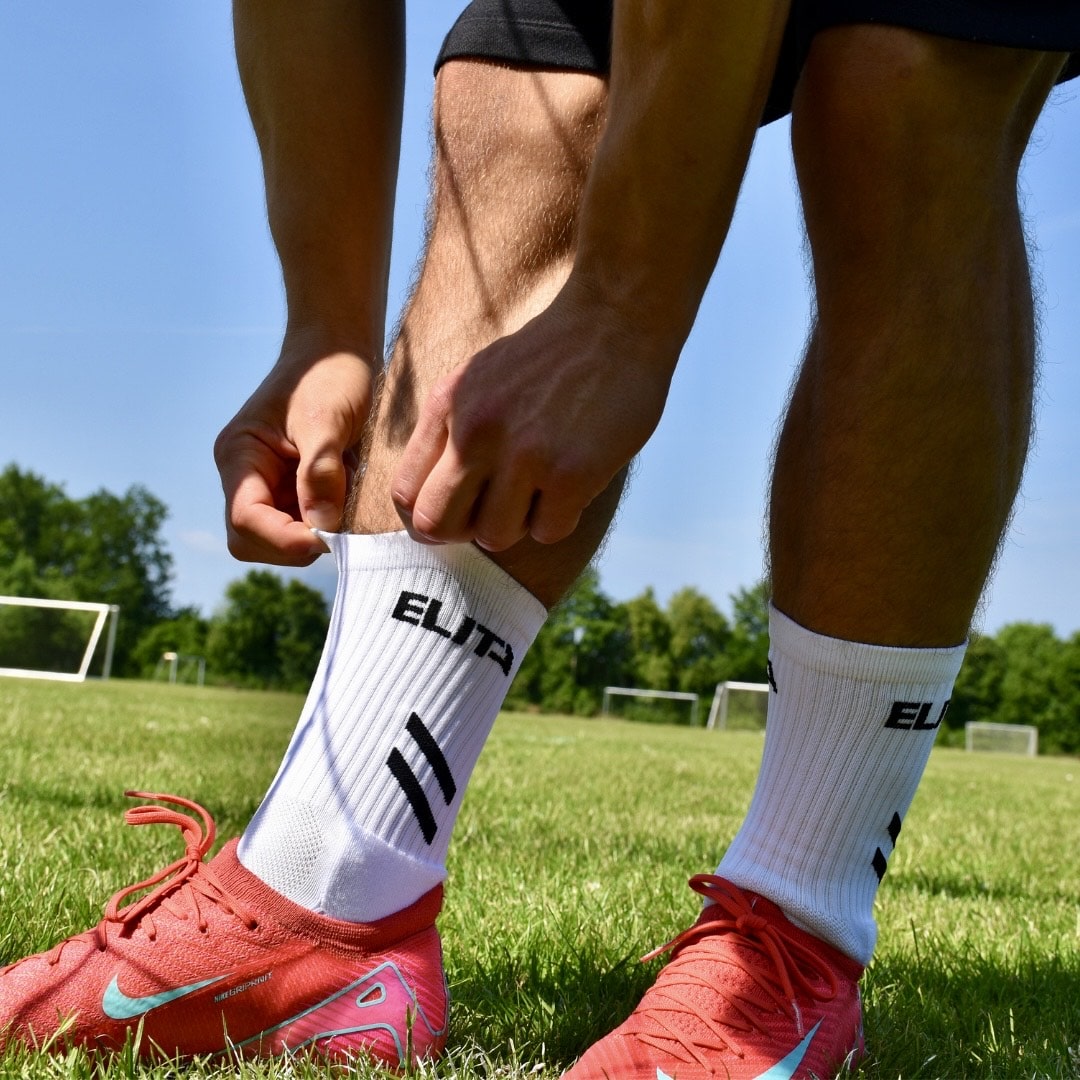 Justering af hvide grip socks til fodbold