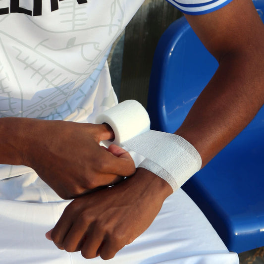 Hvorfor bruger fodboldspillere tape om håndleddet?