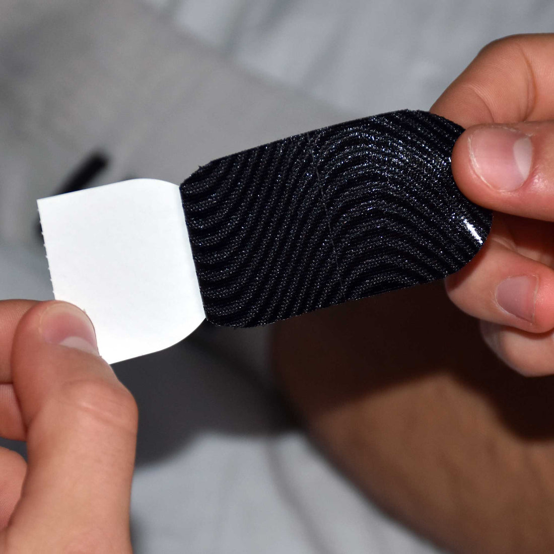 Hvad er mundtape? Fordele, brug og hvorfor nogle sover med det