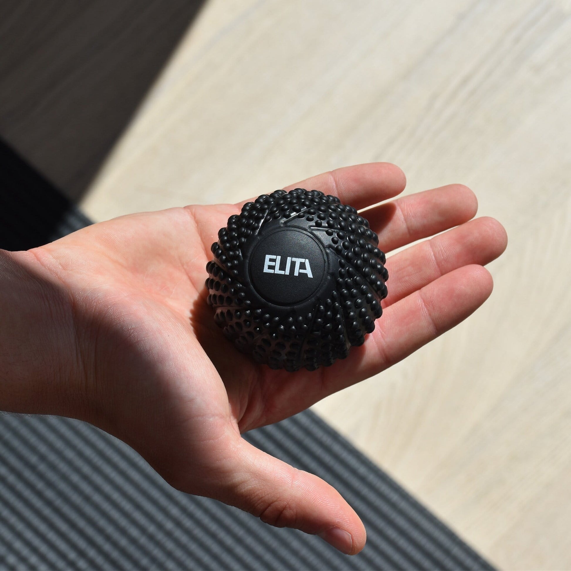 ELITA Massagebold i hånden