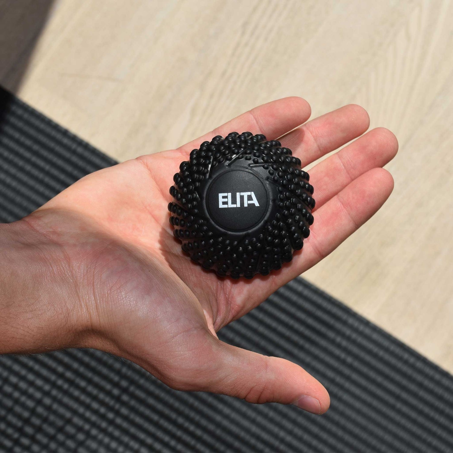 ELITA Massagebold i hånden